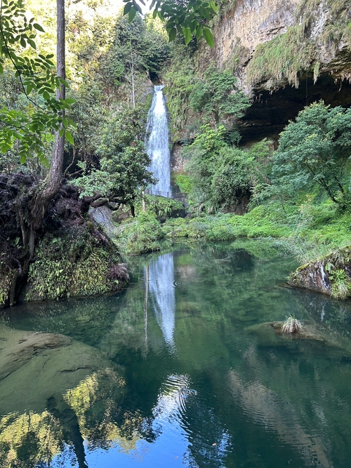 衫林溪瀑布倒影