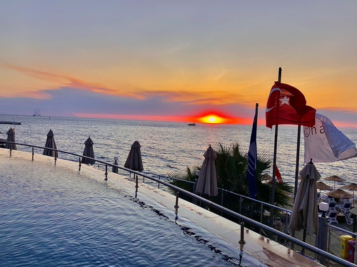 愛琴海夕陽。無邊際泳池