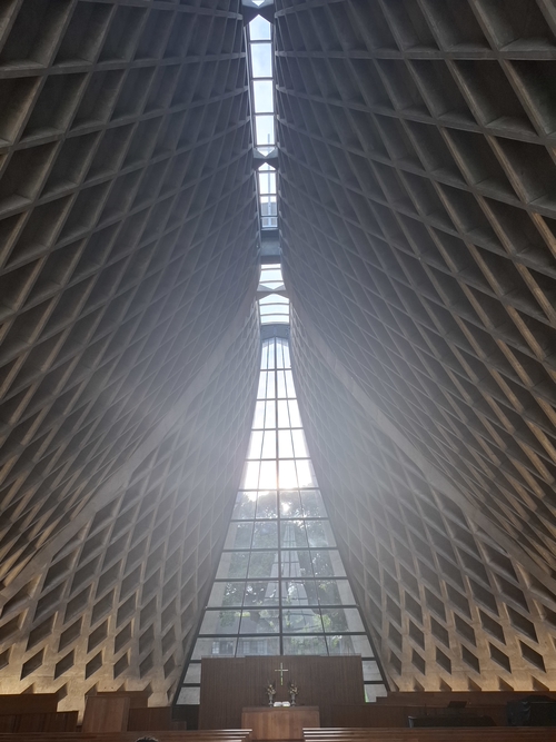 夕陽下拍下台中教堂室內