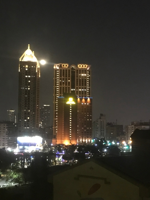 雙柱伴明月