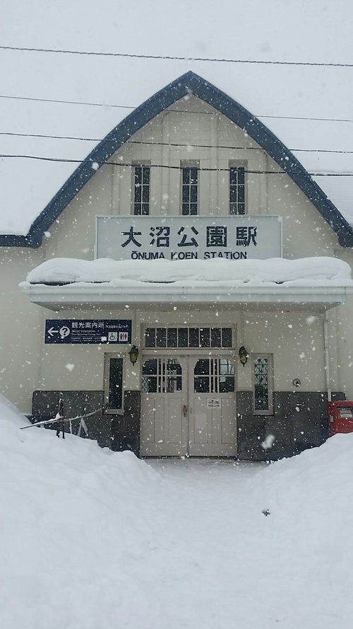 大雪紛飛的大沼公園車站