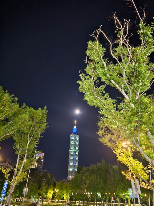 在大巨蛋外面拍101